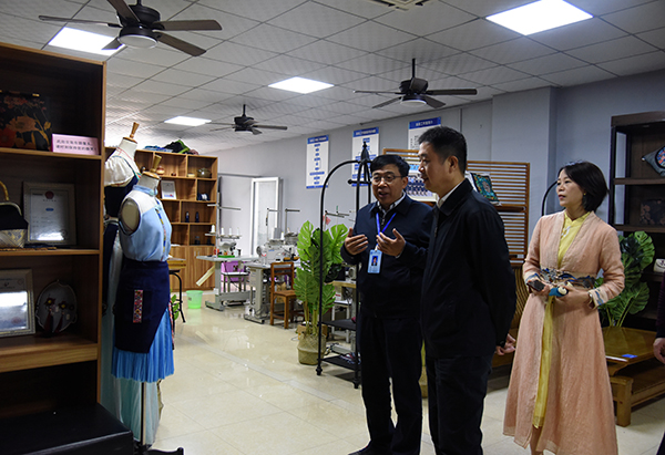 1.莫少林校长一行参观我校服装工作室.JPG