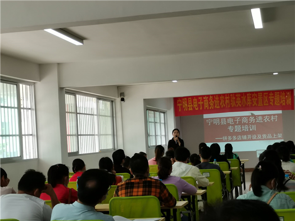 1617331328323778.jpg 1、我校电子商务专业组长、骨干教师牙东进为学员们授课.jpg