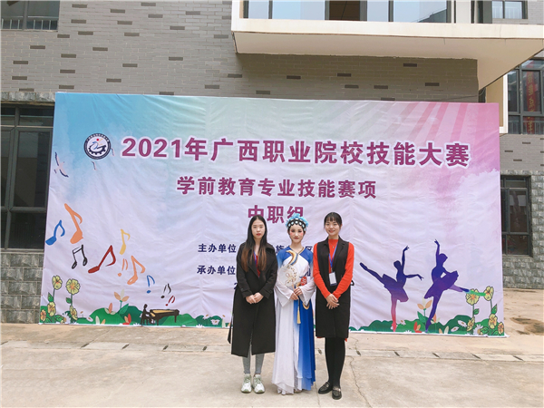 1617764708572597.jpg 1、参赛选手与指导老师合影.jpg