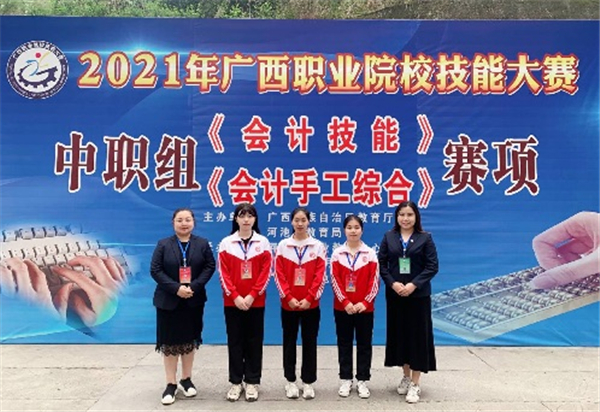 1617764892664377.jpg 3、参赛选手与指导老师合影.jpg