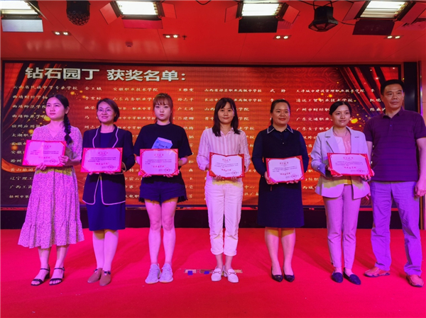 1620291623997570.jpg 2、广西纺织工业学校电子商务专业老师牙东进(左一)被评为“钻石园丁”.jpg