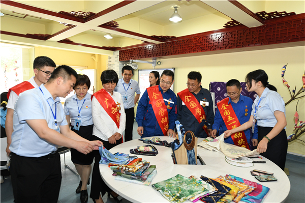 11-1宣讲团参观我校茧丝绸数码产品制作室.JPG
