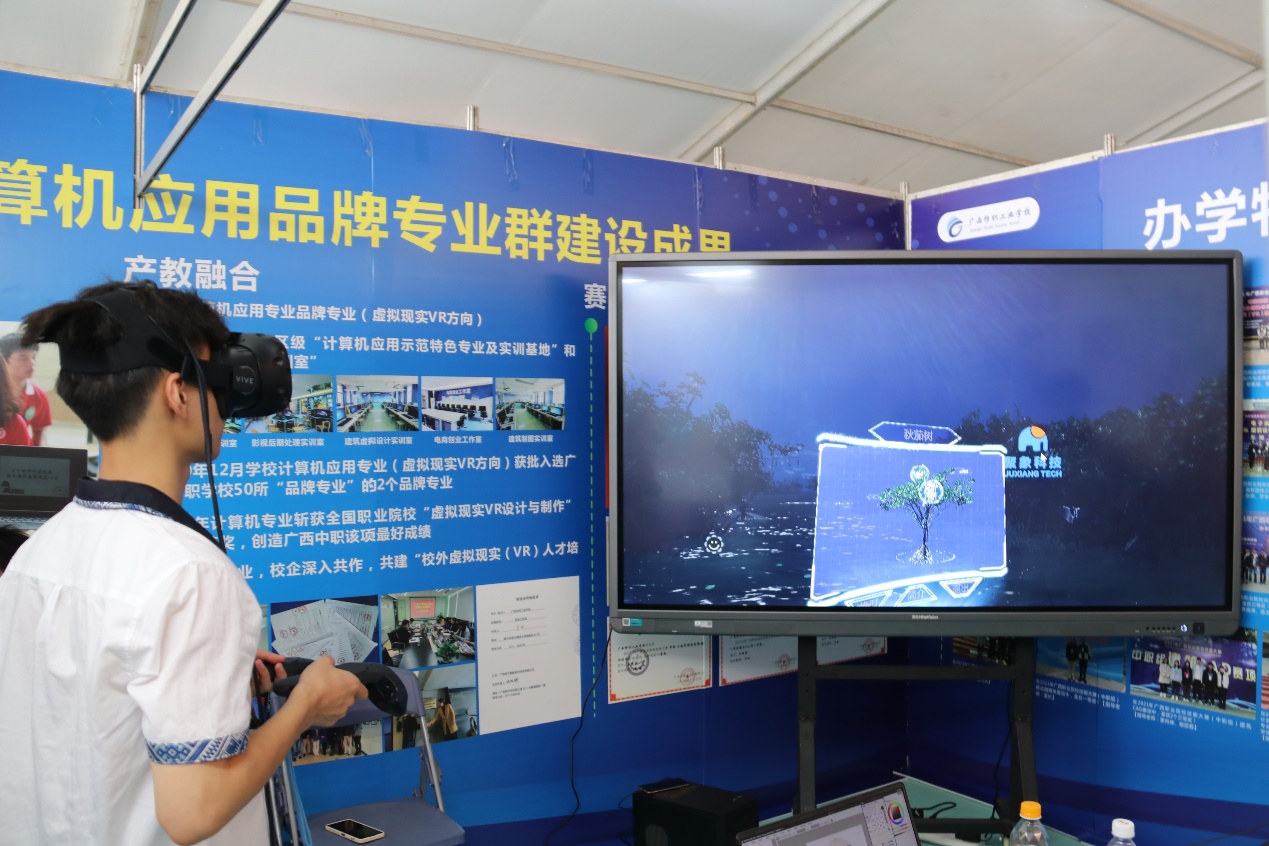 展示广西纺校与南宁聚象数字科技有限公司合作研发的VR产品.jpg