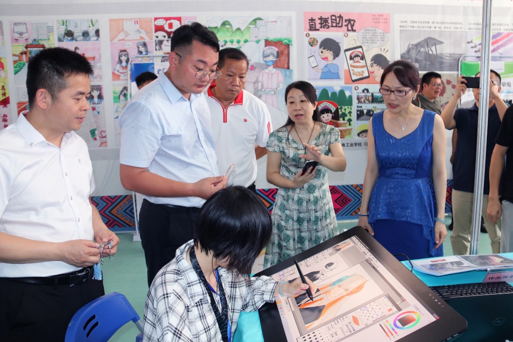 自治区教育厅职成处主任郭进磊（左三）等领导参观计算机应用专业群成果展.jpg