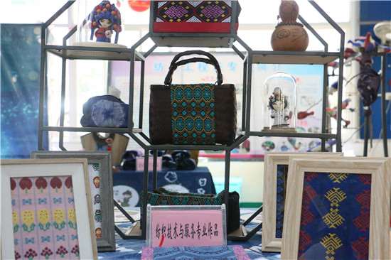 1623741627380998.jpg 纺织技术及服务专业学生作品.jpg