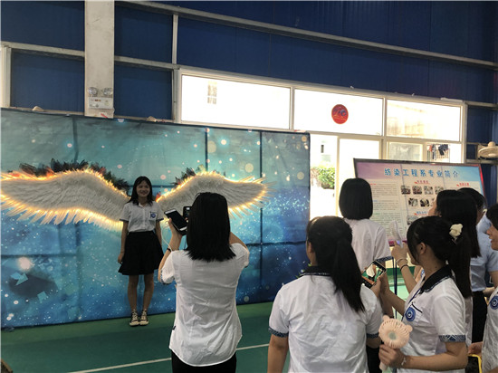 1623741765948619.jpg 学生参观我系职教活动周现场3.jpg