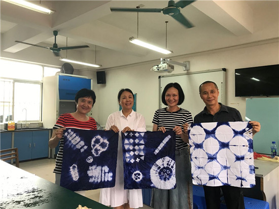 1623741794265155.jpg 社会人士到我系进行扎染体验.jpg