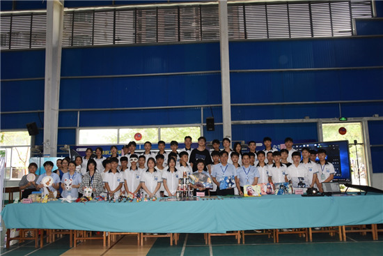 1623742120160385.jpg 校领导参观与信息工程系展位.jpg