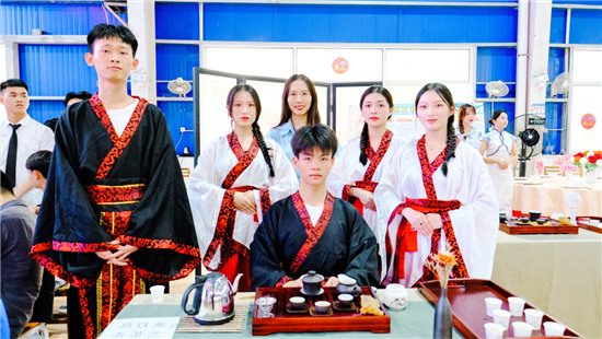 1623742173194624.jpg 高铁专业茶艺展示.jpg