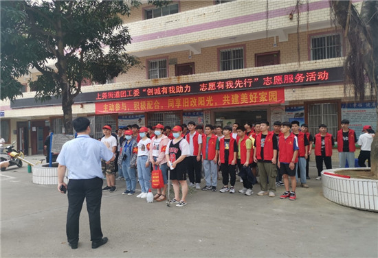 1623742335650901.jpg 参与志愿服务活动的师生合影.jpg