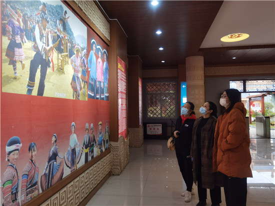 1637830086506519.jpg 2.我校教研室、服装系调研组一行到隆林民族博物馆参观民族服饰.jpg