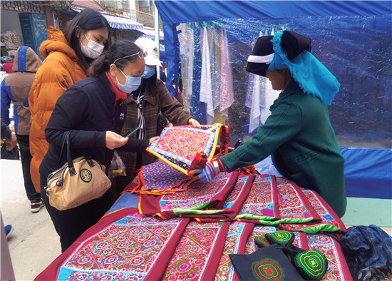 1637830100590446.jpg 3.我校调研组到隆林德峨乡市场考察少数民族服饰产品.jpg