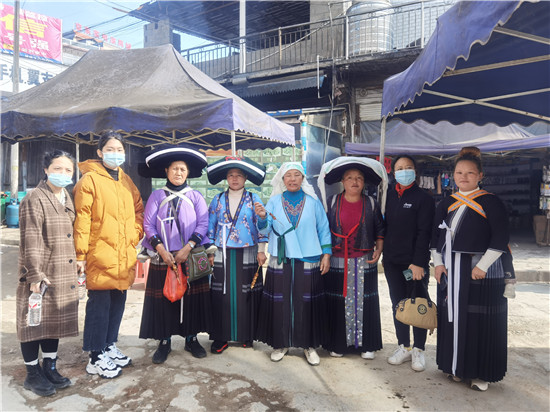 1637830113913700.jpg 4.与隆林德峨乡市场上的苗族妇女合影.jpg