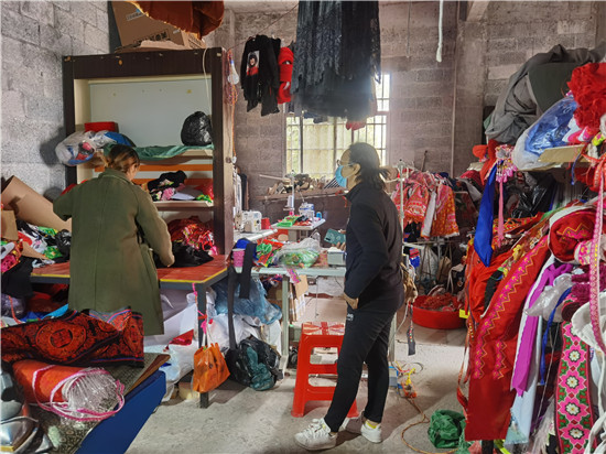 1637830137703614.jpg 6.探访隆林服装店的加工作坊.jpg