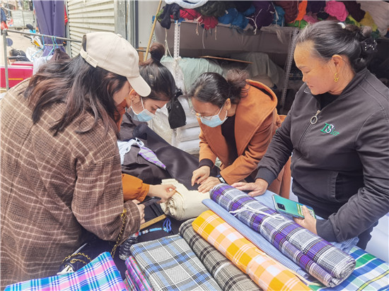 1637830149428752.jpg 7.考察隆林壮族土布店.jpg