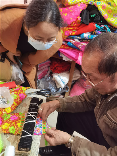 1637830161790480.jpg 8.拜访擅长串珠的服装店老板.jpg