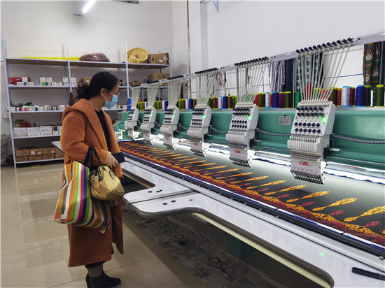 1637830175114634.jpg 9.考察家庭式服装加工作坊.jpg