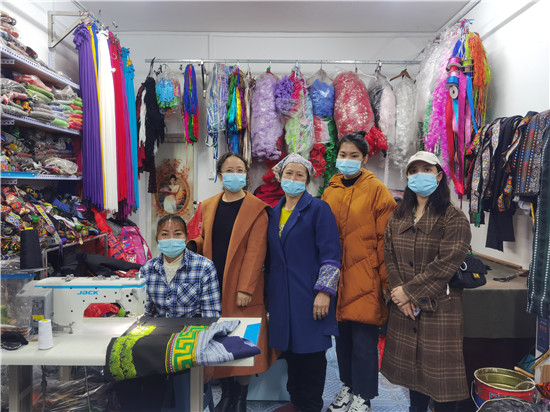 1637830187847855.jpg 10.李红梅主任带领服装系调研组一行参观家庭式服装绣花作坊.jpg