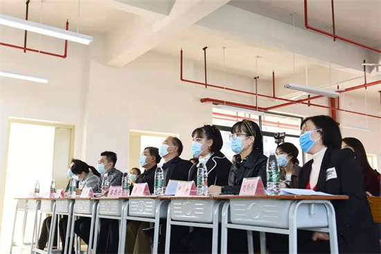 1640142346621943.jpg 3.专家们莅临教学课堂.jpg