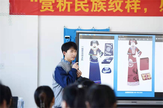 1640142397486004.jpg 2.学生在展示和推销本小组服饰作品.jpg