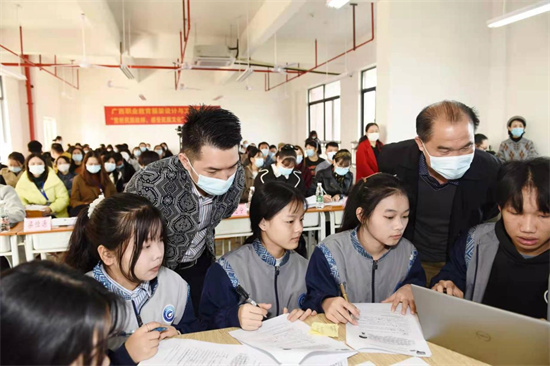 1640142543197245.jpg 5.专家询问各团队作品的完成情况.jpg