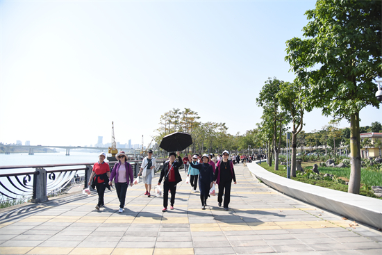 1647507983744730.jpg 3.教职工们沿邕江开展健步走活动.jpg