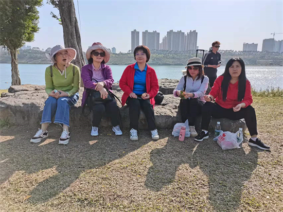 1647508011142358.jpg 照片1:女教职工愉快交流.jpg