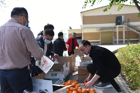 1647508093986306.jpg 刘明文副主席与小组长们为健步走活动做准备.jpg