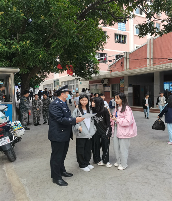 1647508666360225.jpg 民警进校为学生讲解反诈知识.jpg